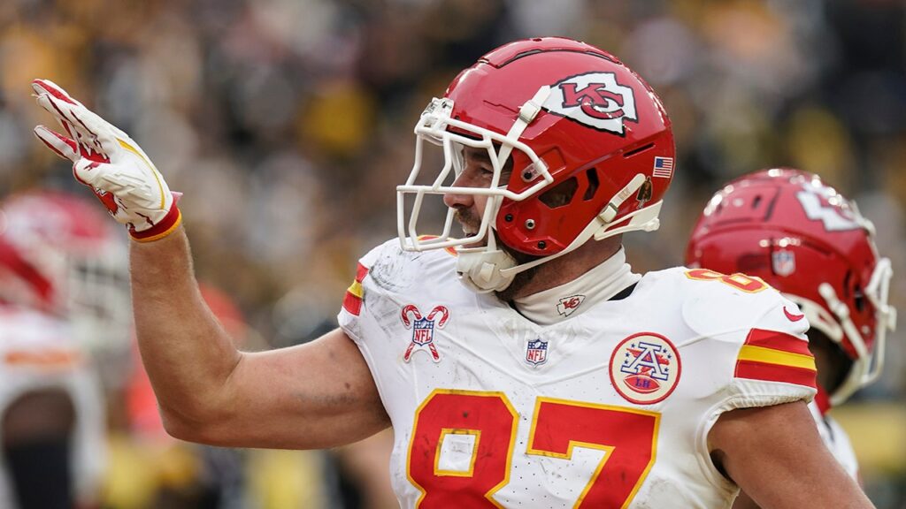 5b7221c8 travis kelce 2