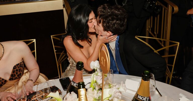 Kylie Jenner and TimothEe Chalamet 2025 Golden Globes Kiss